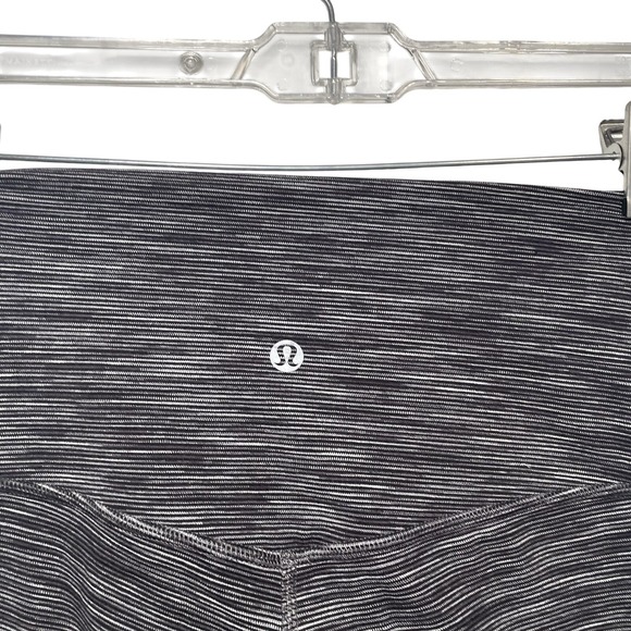 Lululemon Athletica High Rise Crop‎ Leggings Black White Patterned Athletic Sz 6 - Picture 4 of 8